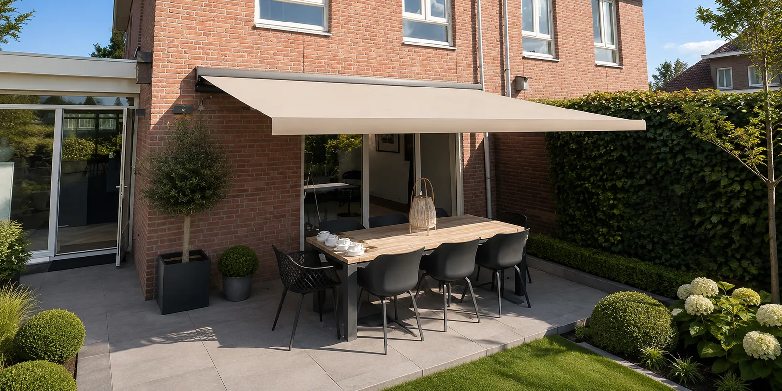 HZT2200 knikarmscherm met gesloten cassette boven een terras met eettafel