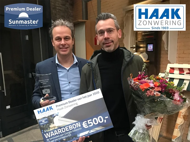 Michiel en Tjeerd van den Haak met de Sunmaster Premium Dealer van het Jaar-award