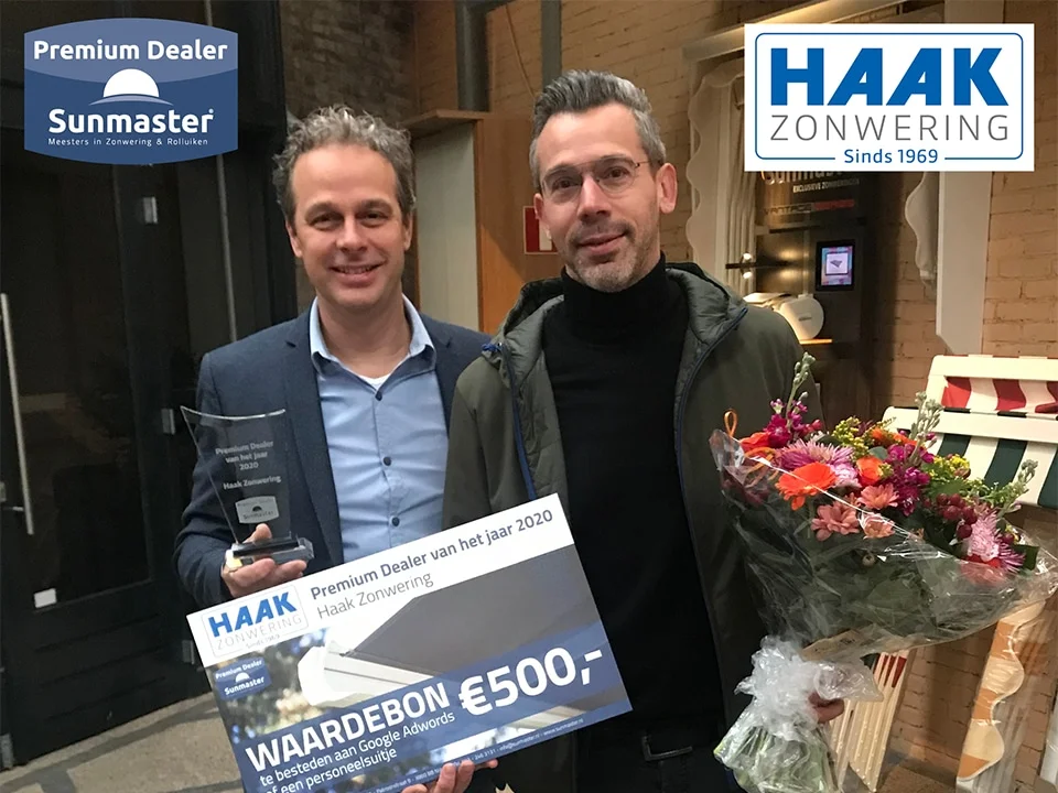 Michiel en Tjeerd van den Haak met de Sunmaster Premium Dealer van het Jaar-award, een waardebon van 500 euro en bloemen