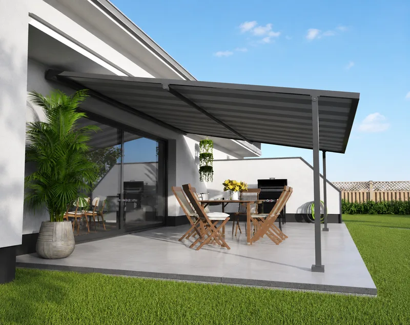 SunControl vrijstaande pergolazonwering van Sunmaster boven een terras