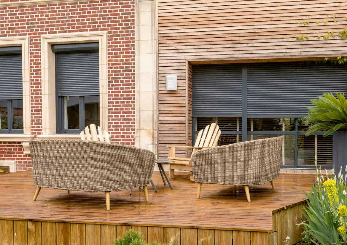 Soprofen voorzetrolluik op een terras, antraciet uitgevoerd